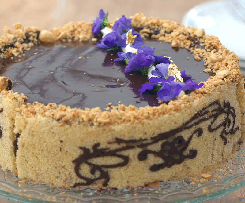 Decoratiebeslagtaart met hazelnoten, kersen en viooltjes