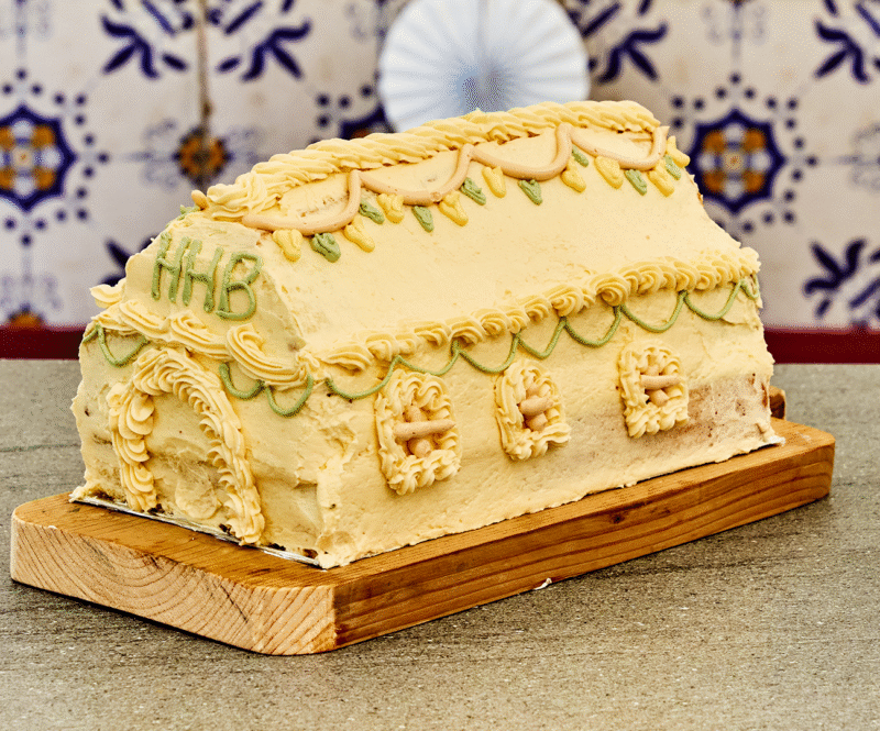 Tent taart van citroentijmcake met roomkaasvulling en blauwebessen-citroencompote