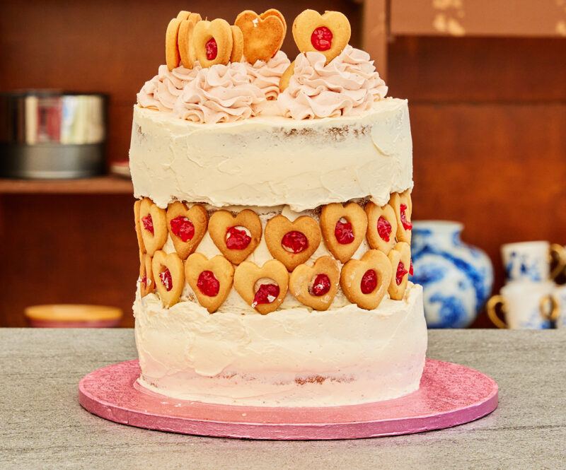 Fault line taart met frambozenmousse en meringue-botercrème