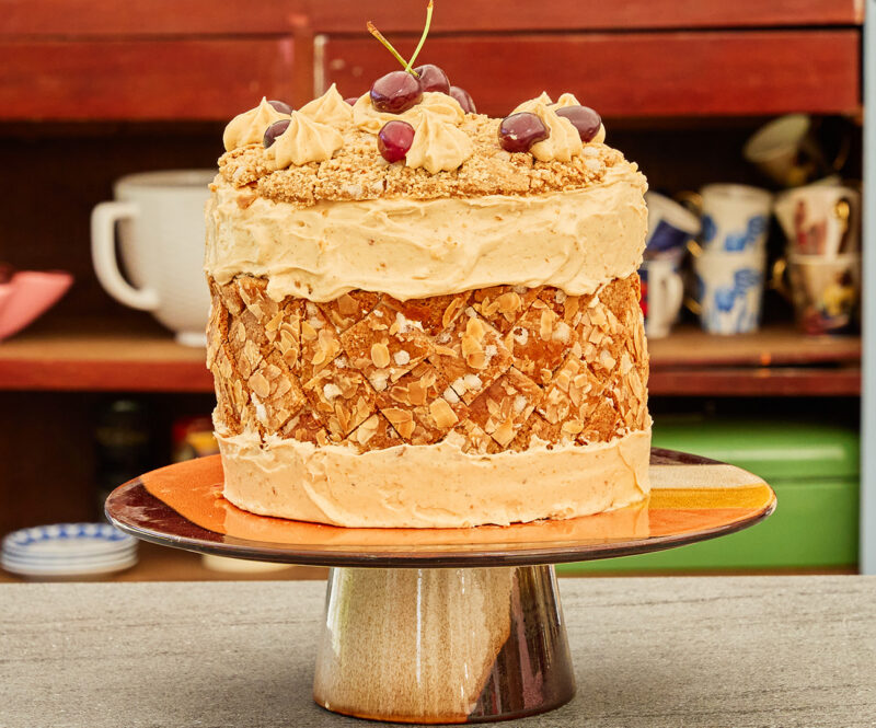 Fault line taart met kersenmousse en hazelnootpraliné