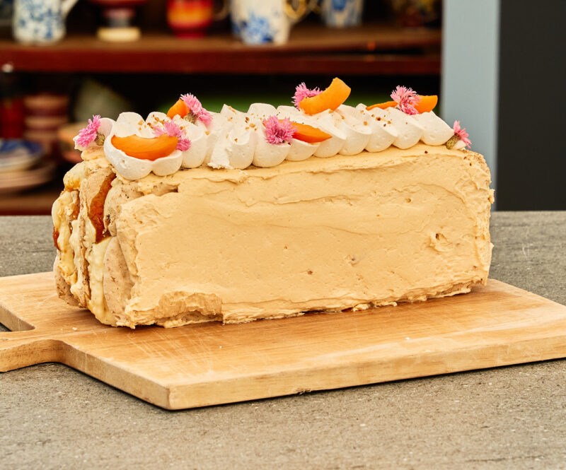 Hazelnootschuim schnitt met abrikoos en oranjebloesem