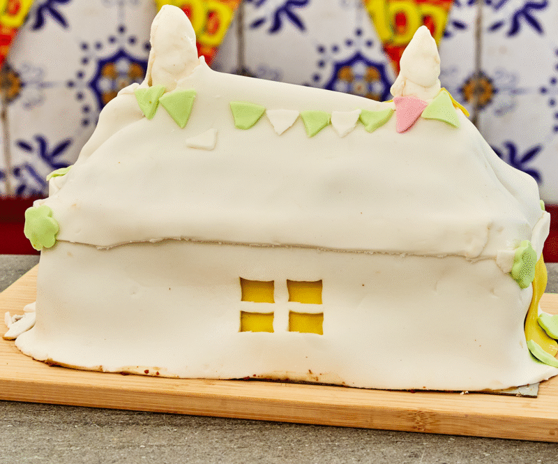 Tent taart van Drentse turfkoek met kersenvulling