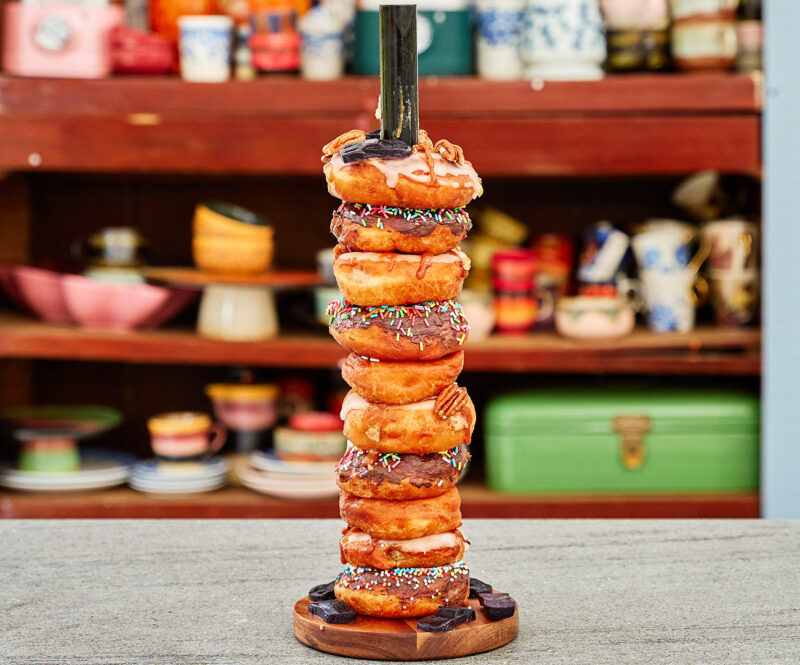 Donuts met chocoladebanketbakkersroom en pecankaramelvulling