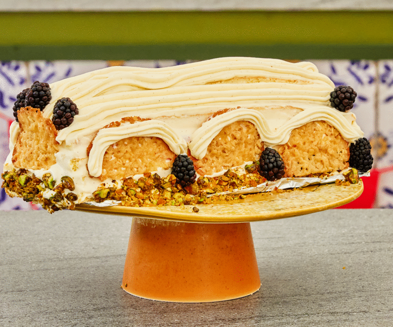 Tent taart met bramenjam, champagnemousse en pistachenootjes