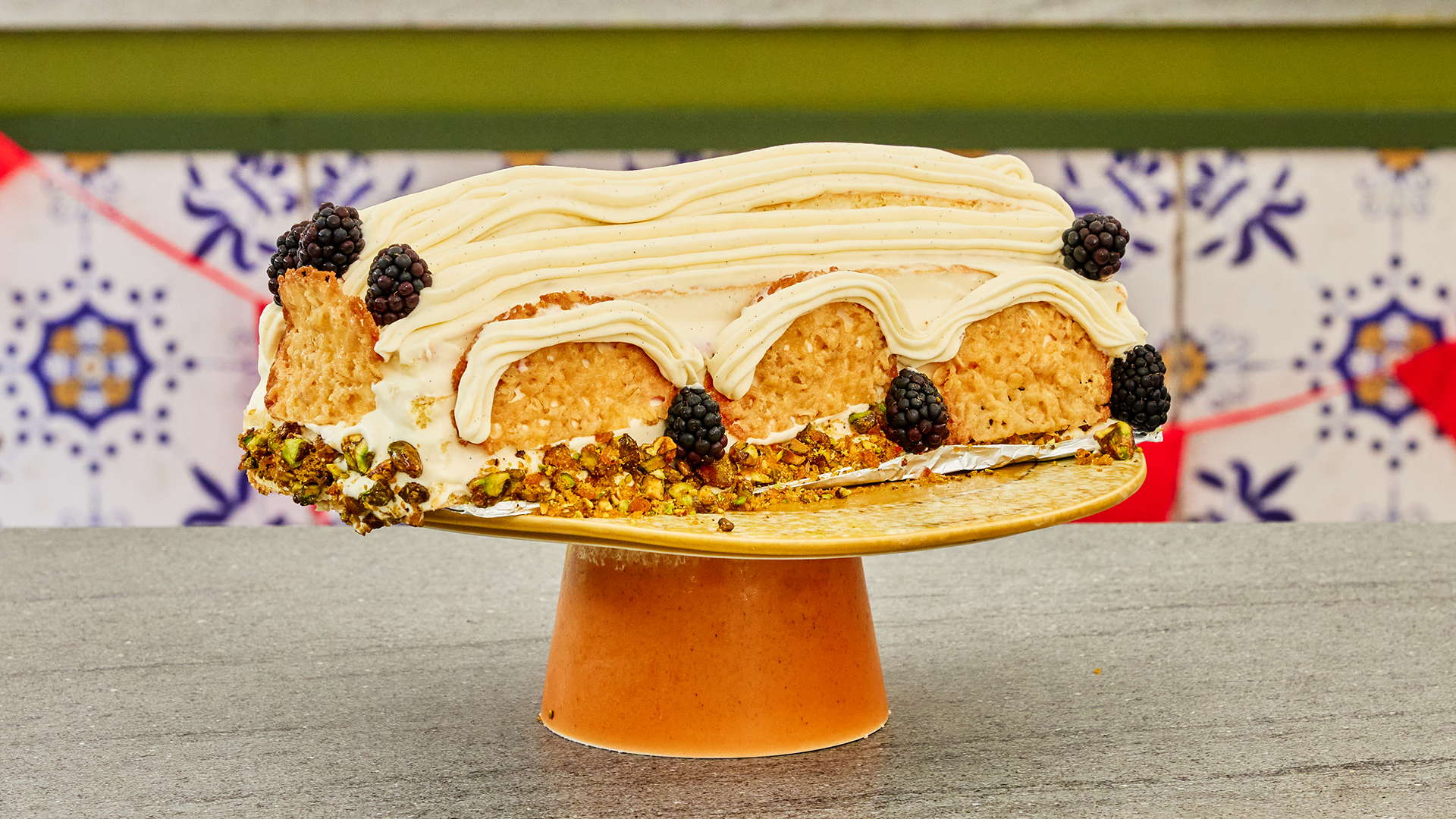 Tent taart met bramenjam, champagnemousse en pistachenootjes