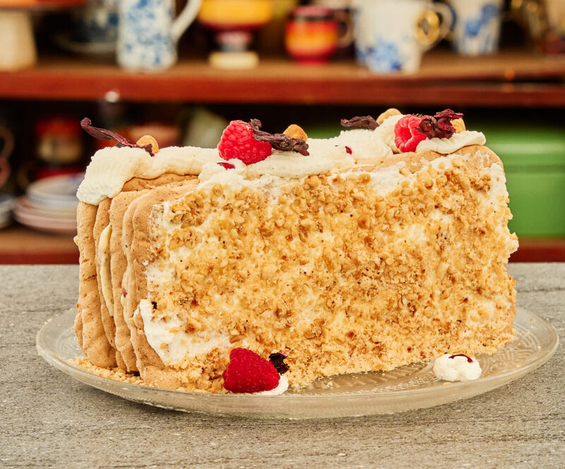 Hazelnootschuim schnitt met frambozen en hibiscus